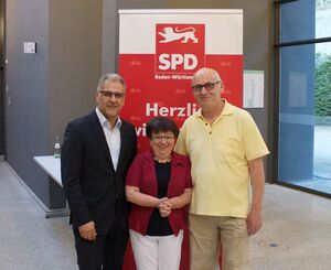 Kandidat Ergun Can, Zweitkandidatin Maria Hackl und der Vorsitzende der SPD Degerloch, Wilfried Seuberth